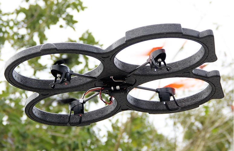 Квадрокоптер с защитой от столкновений. Квадрокоптер оранжевый. Квадрокоптер с сеткой. Квадрокоптер с защитой от столкновений. Квадрокоптер с защитой лопастей.